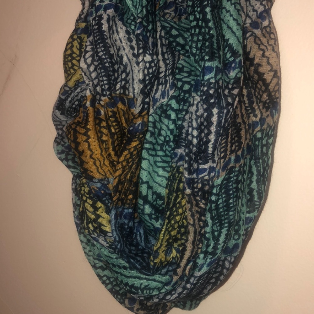 patterned circle scarf - Picture 2 of 2